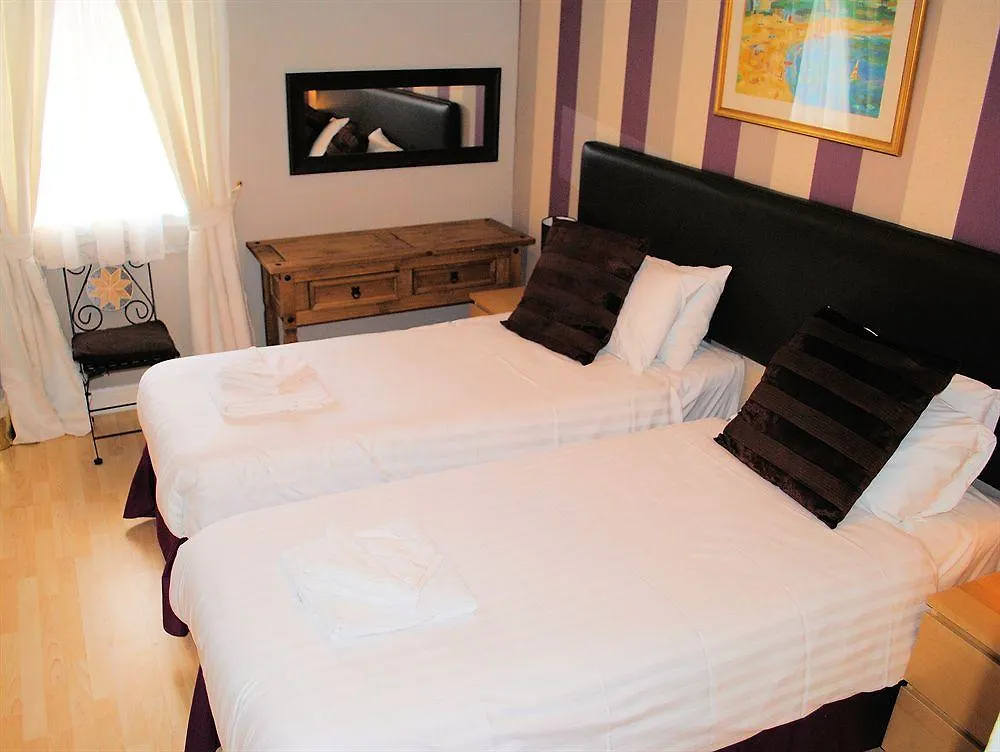 Edinburgh Aparthotel 4*,