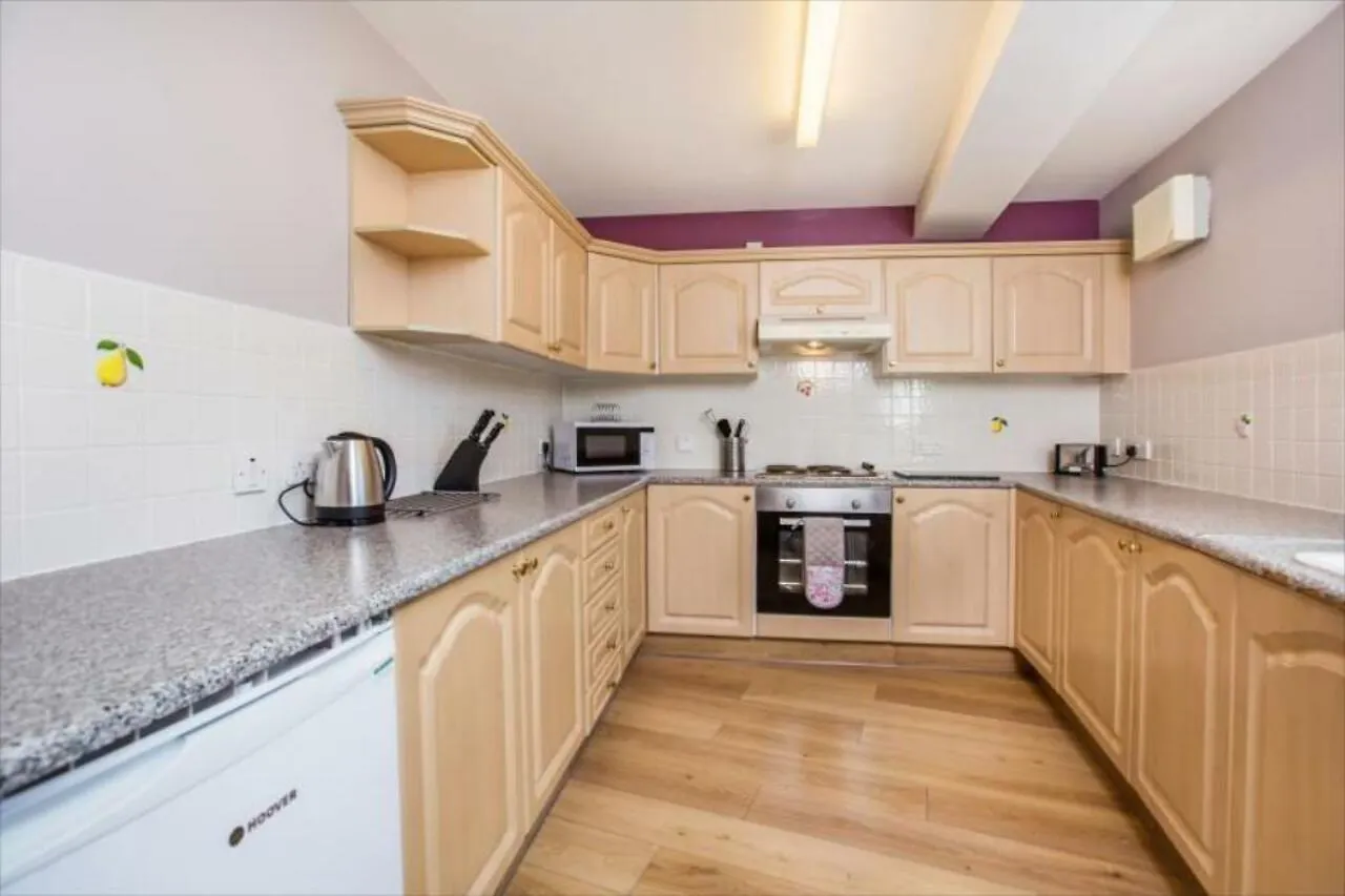 Edinburgh Aparthotel 4*,